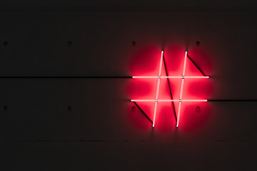 Neon-Hashtag auf dunklem Hintergrund